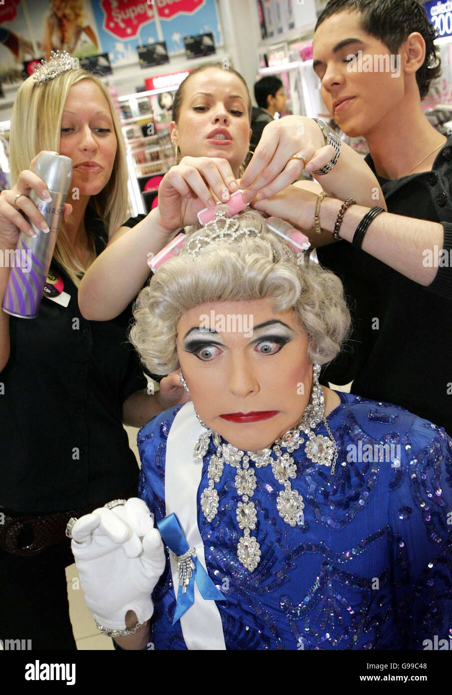 La migliore Drag Queen di Soho, 'Bella Beserk', celebra 'la festa di compleanno della Regina alternativa Soho' a Superdrug, Charing Cross Road, nel centro di Londra. Foto Stock