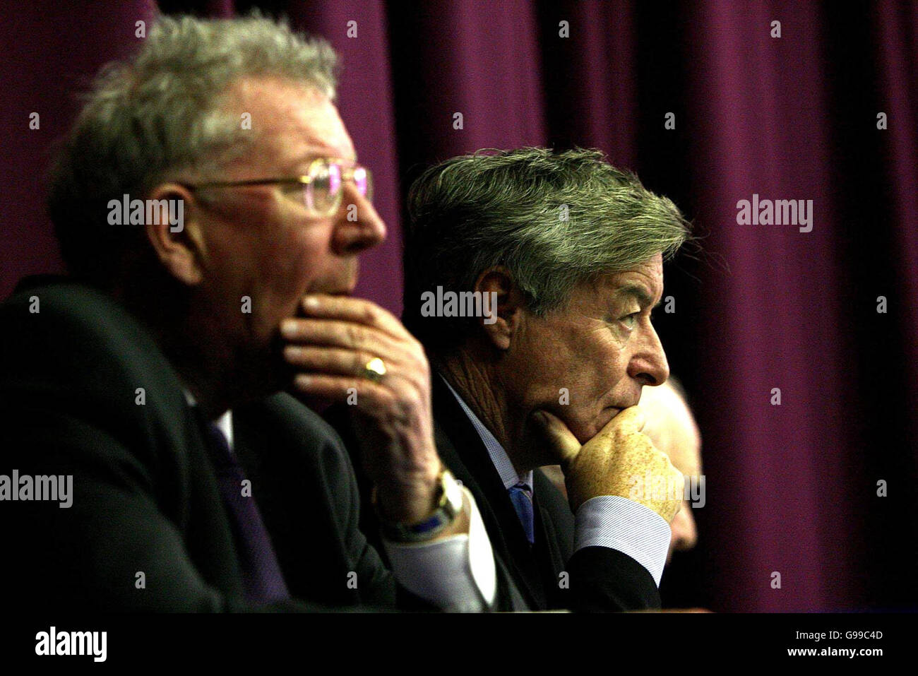 Michael o'Halloran, Cheif Executive e il ministro irlandese degli Affari sociali Seamus Brennan ascoltano i delagati al Parlamento irlandese degli anziani, l'Assemblea generale dei cittadini, tenutasi a Dublino I.T. Foto Stock