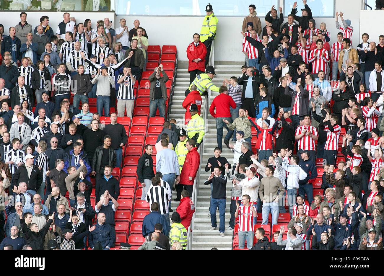 Calcio - fa Barclays Premiership - Sunderland contro Newcastle United - lo Stadio di luce. Newcastle United Fans (l) e Sunderland Fans Foto Stock