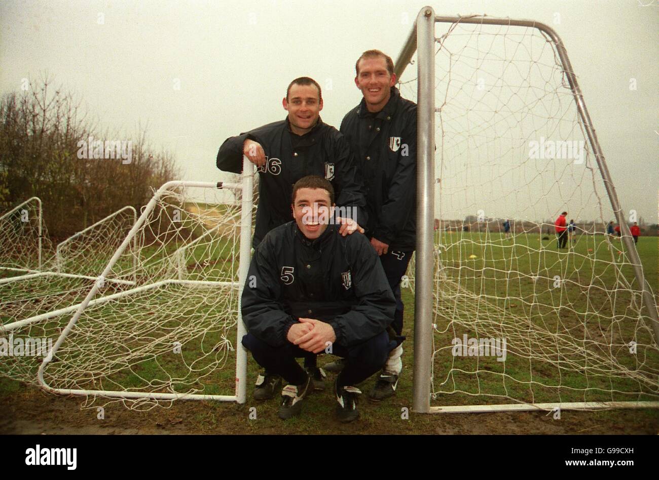 Barry Ashby di Gillingham (in basso) e John Hodge (a sinistra), scori dei gol che hanno battuto il lato premiership Bradford City nel quarto round della fa Cup, posa con il capitano del club Paul Smith (a destra) Foto Stock