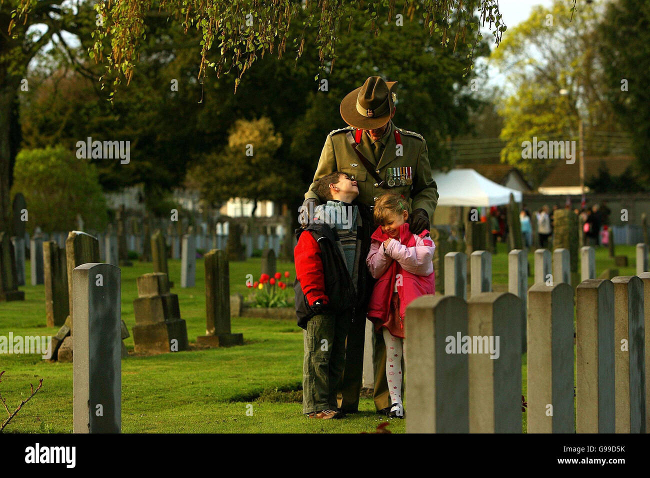 Il Colon. Darren Naumann dell'esercito australiano con i suoi figli Jonathan, 8, e Emily, 5, nel complotto dell'esercito australiano nel cimitero militare di Grangegorman a Dublino durante il servizio commemorativo dell'Anzac Day all'alba. Foto Stock