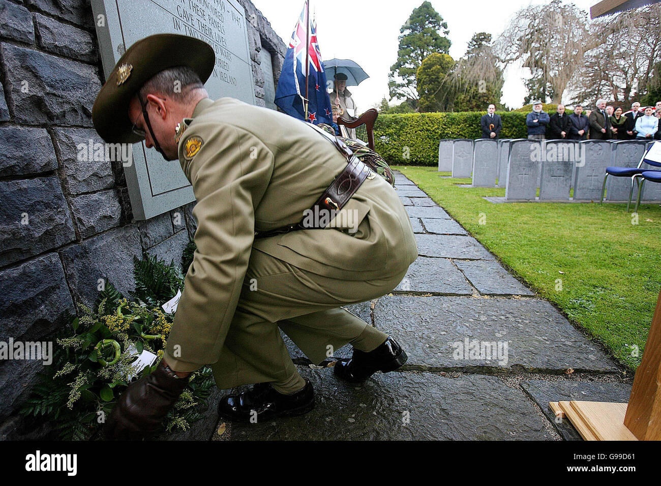 Il Colon. Darren Naumann dell'esercito australiano depone una corona al complotto dell'esercito australiano nel cimitero militare di Grangegorman a Dublino durante il servizio commemorativo dell'Anzac Day all'alba. Foto Stock
