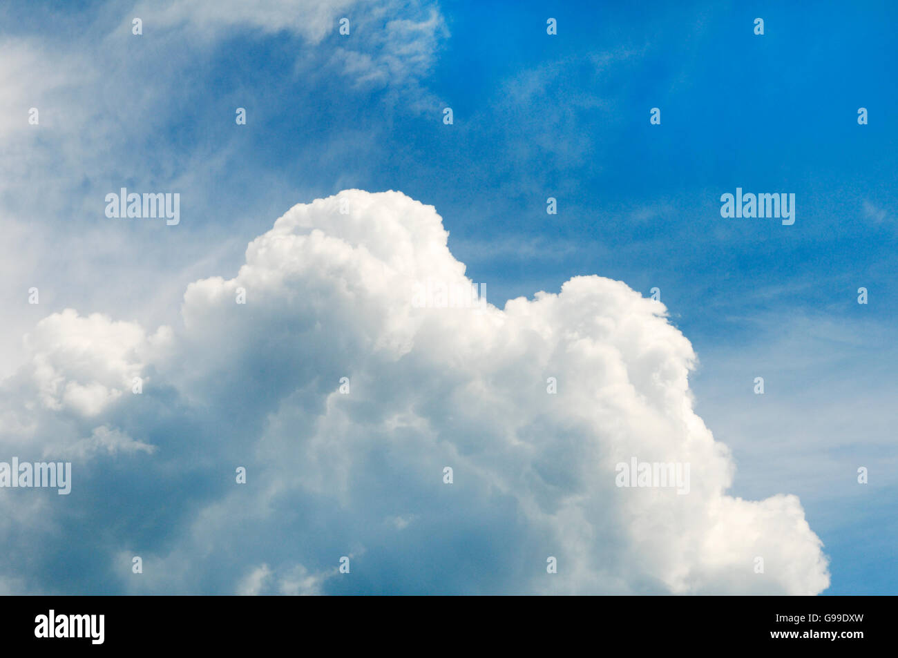 Puffy cumulus nubi miscelati con blue sky Foto Stock