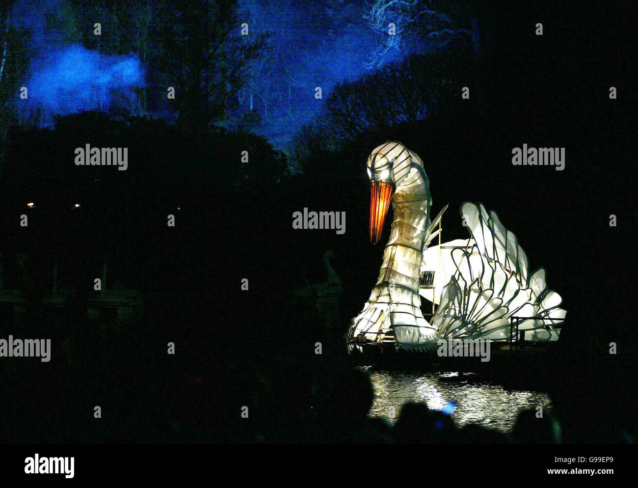 La canzone Swan, un cigno gigante è utilizzato in una mostra di fuochi d'artificio sul mare, al Big in Falkirk Festival nel Callendar Park. Foto Stock