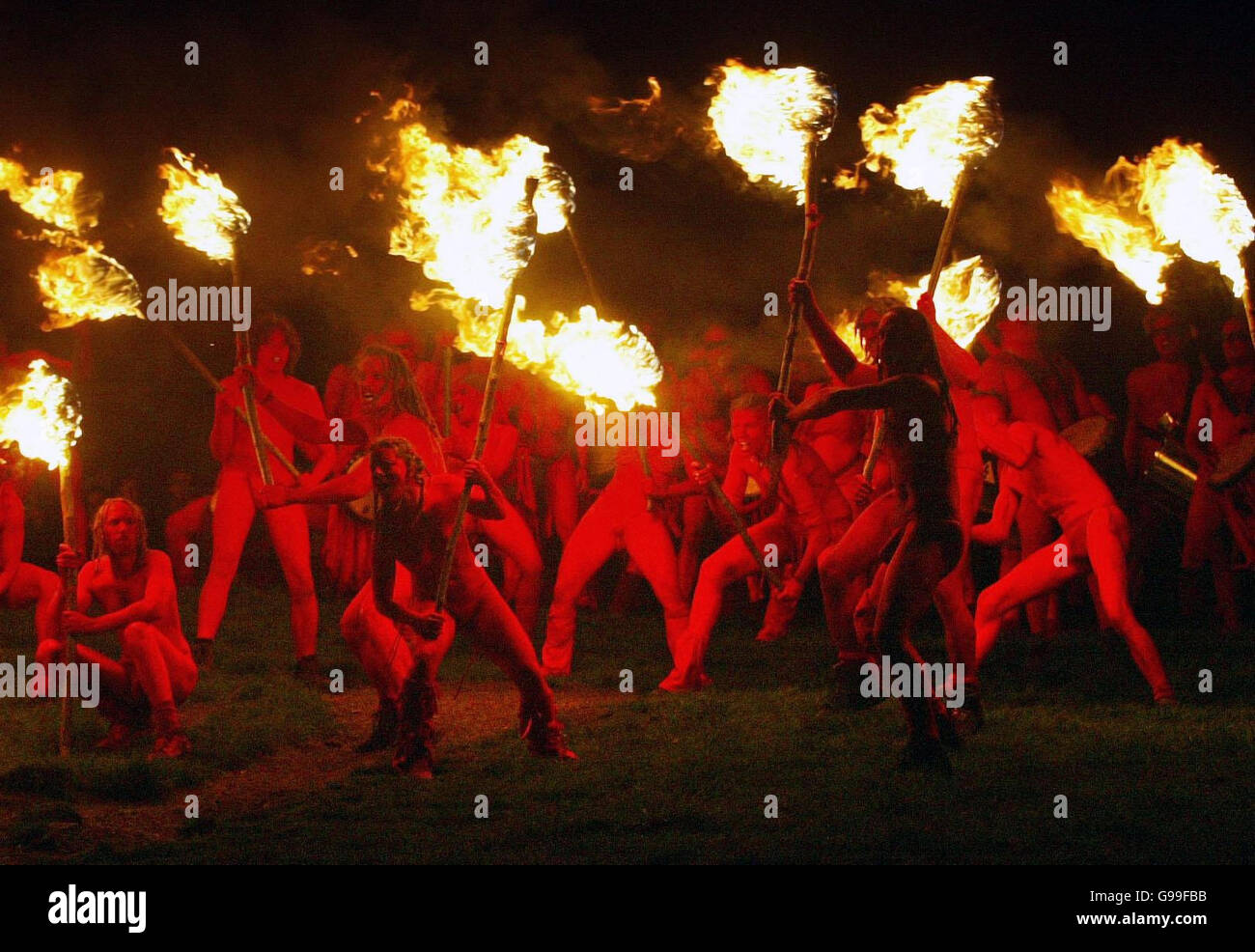 I partecipanti prendono parte all'Beltaine fire festival tenutosi presso la cima di Calton Hill a Edimburgo. Foto Stock