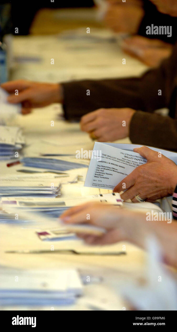 Alcuni dei 52,000 voti postali richiesti nel distretto di Bradford sono contati nel centro città prima delle elezioni locali del distretto di Bradford che si svolgono domani insieme alle elezioni locali del Regno Unito. Foto Stock