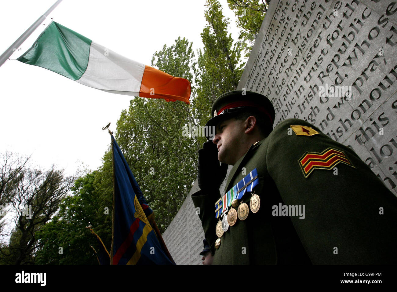 1916 Pasqua commemorazione messa a Arbour Hill chiesa 3 Maggio 2006-Irish caporale dell Esercito Pat Garvey saluta durante l'ultimo post a Arbour Hill la chiesa per la Pasqua 1916 Commemorazione messa a Dublino Mercoledì 3 Maggio 2006 Foto Stock