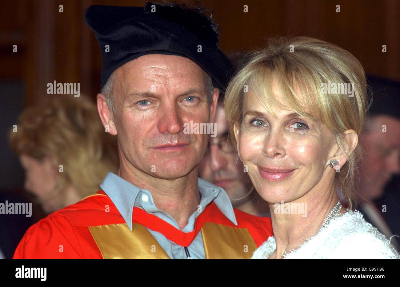 Il cantautore Sting si leva in piedi con sua moglie Trudie Styler dopo aver ricevuto un dottorato onorario di musica dalla Newcastle University. Foto Stock