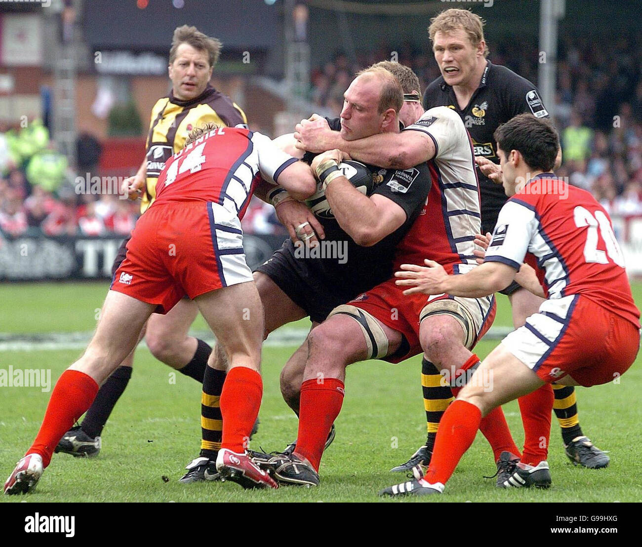 Il Laurence Dallaglio di Wasps viene fermato da James Simpson Daniel e Peter Buxton di Gloucester durante la partita Guiness Premiership a Kingsholm, Gloucester. Foto Stock