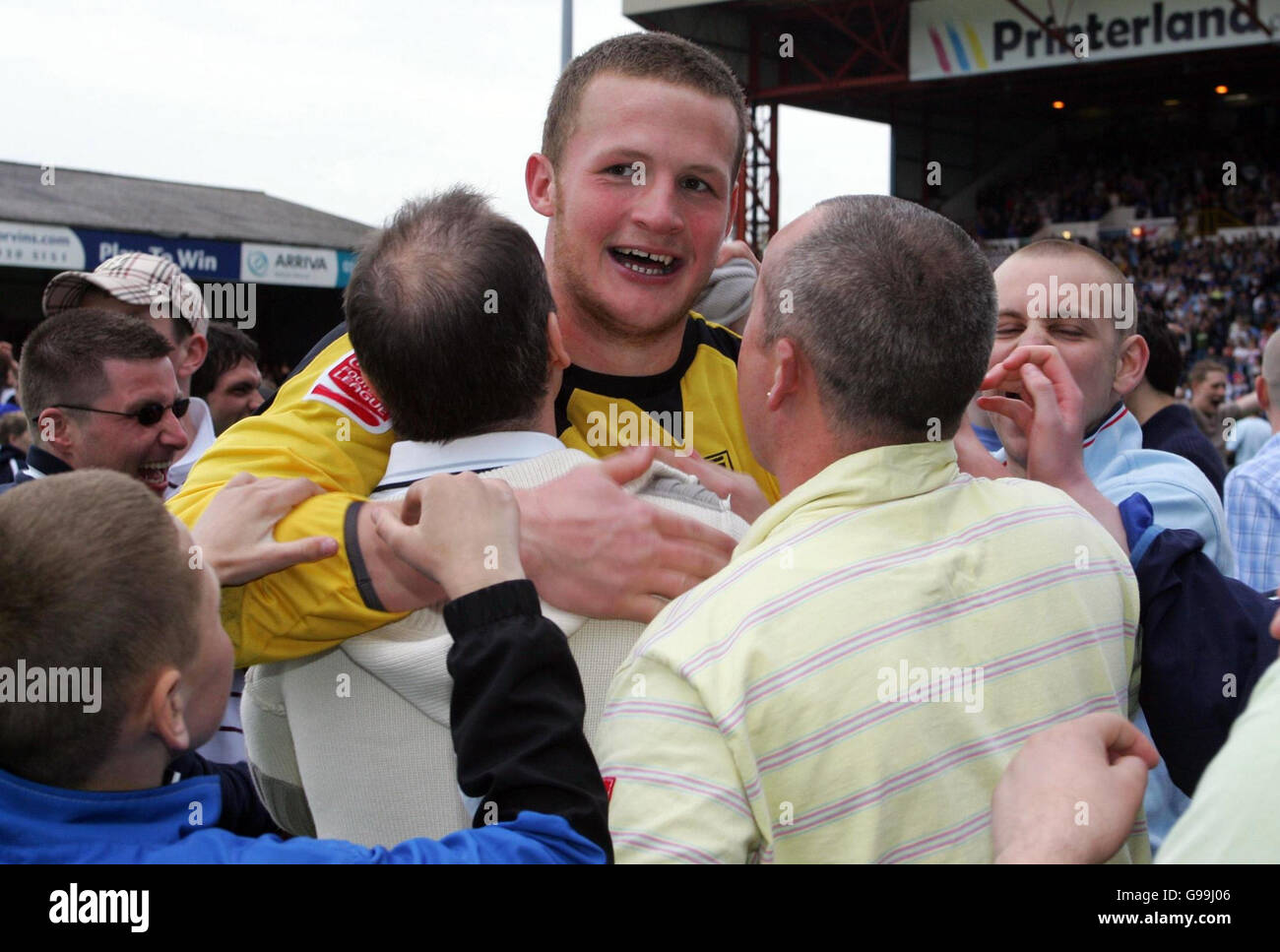 James Spencer, portiere della contea di Stockport, festeggia con i tifosi dopo la partita della Coca-Cola League due contro Carlisle a Edgeley Park, Stockport. Foto Stock