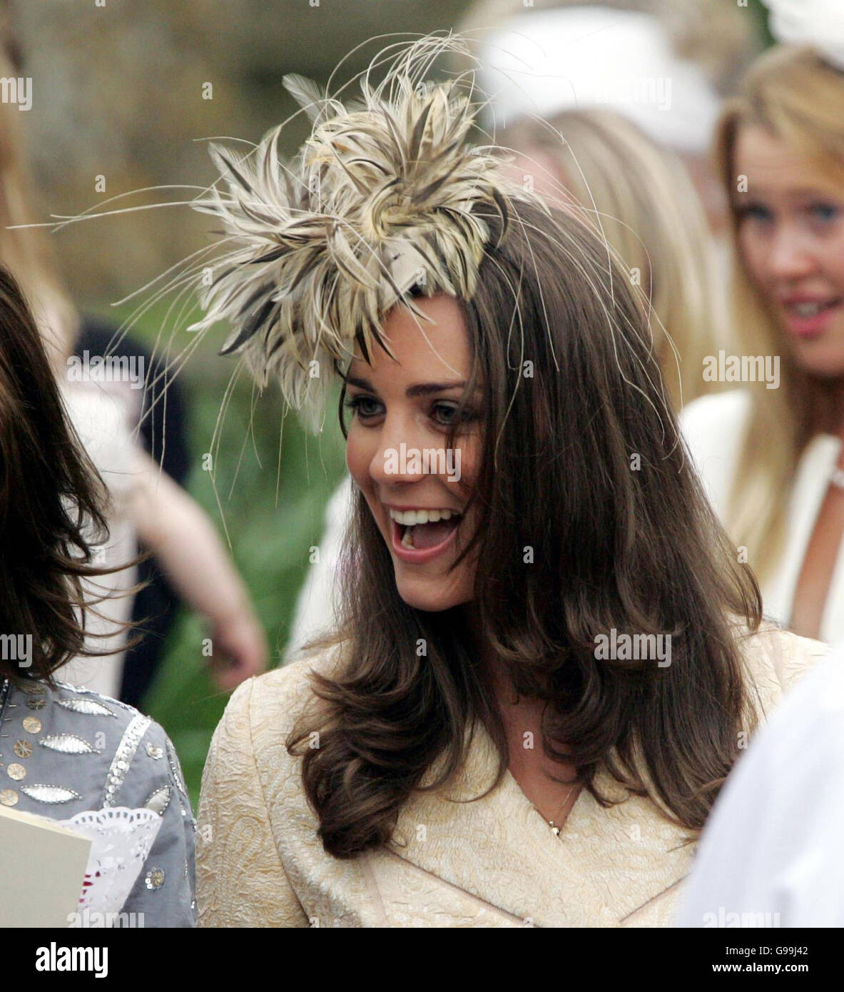 Kate Middleton, ragazza del principe William, lascia la chiesa di St Cyriac, Lacock, Wiltshire, dopo le nozze di Laura Parker Bowles e Harry Lopes. Foto Stock