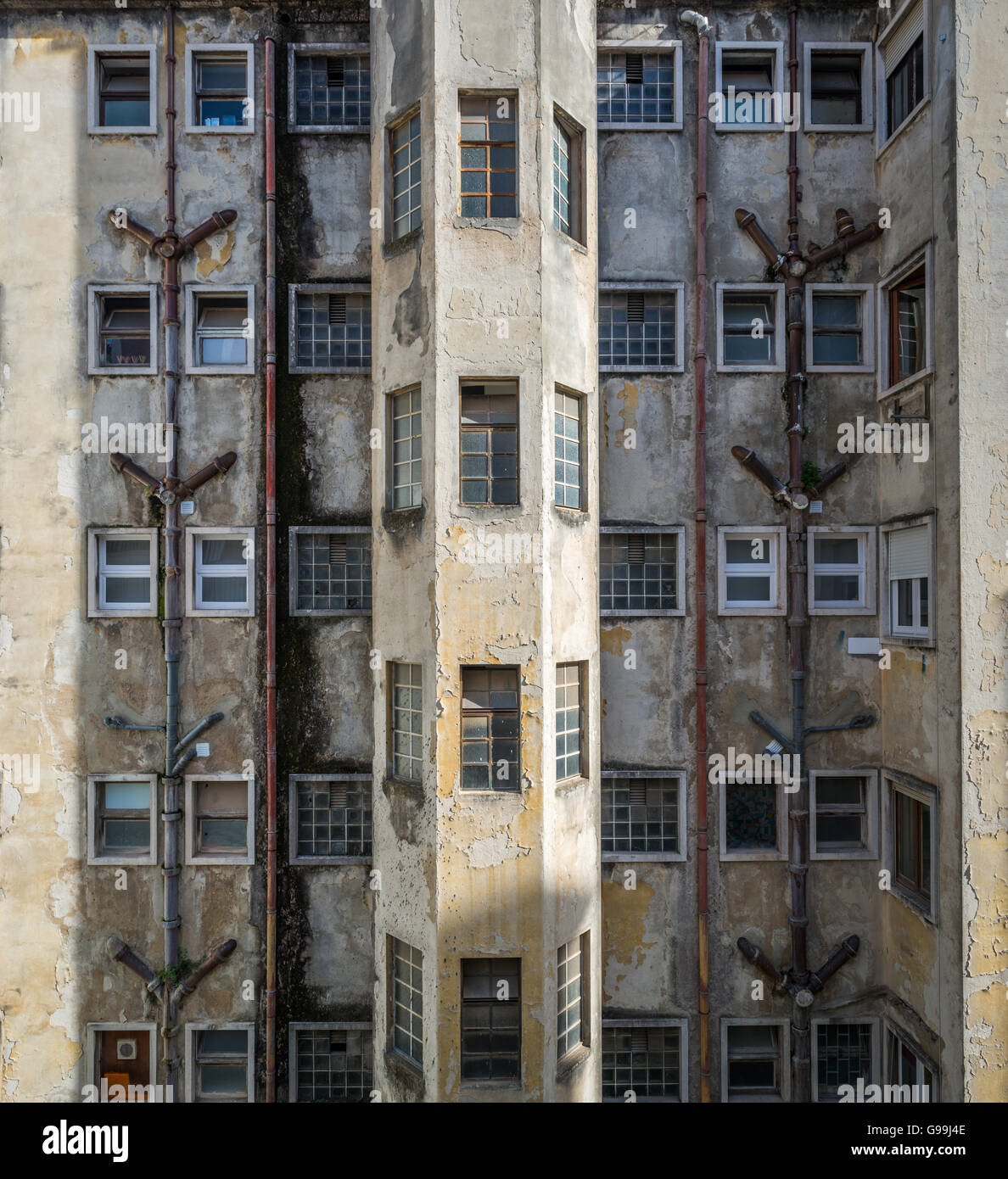 Vecchia facciata di edificio di appartamenti Foto Stock