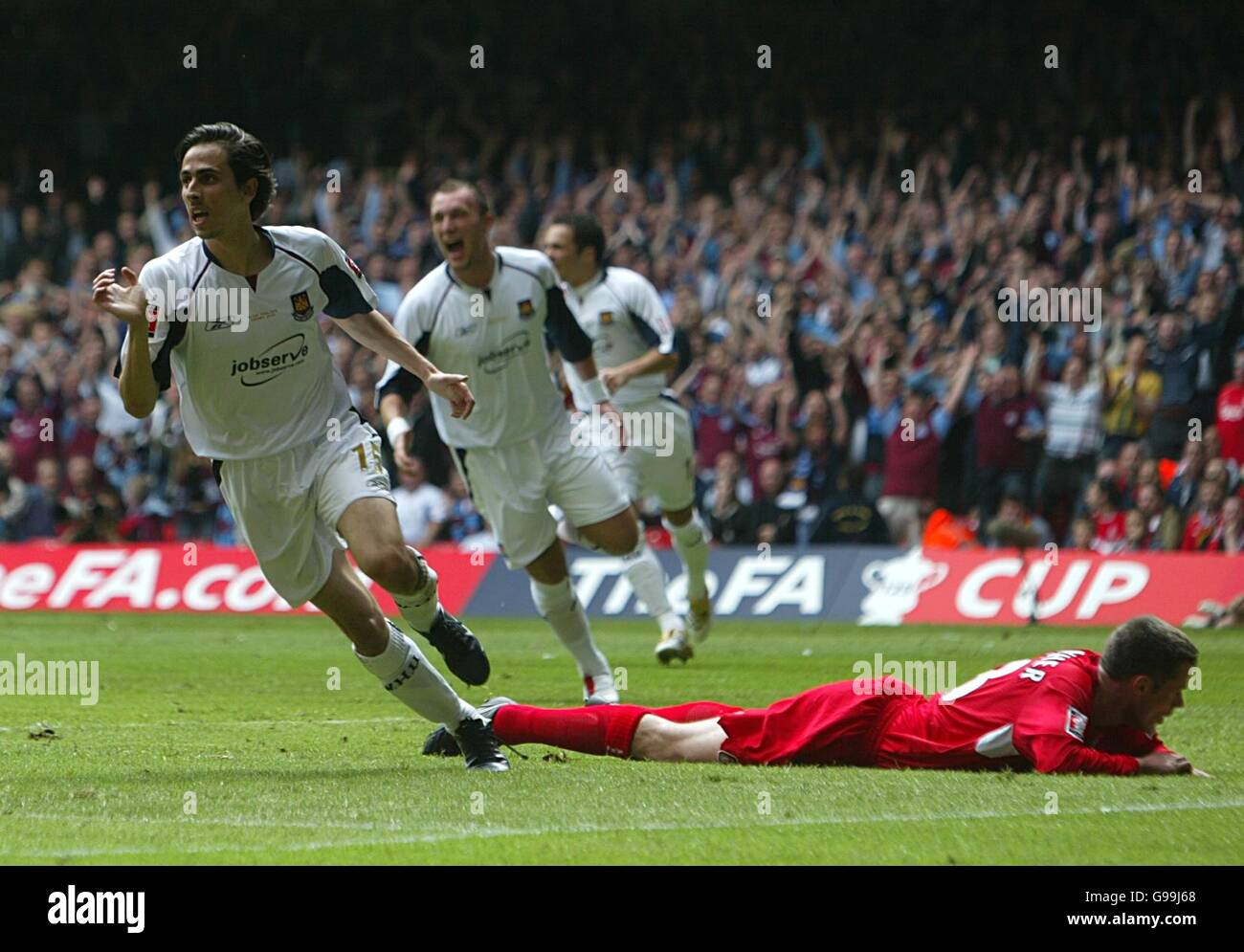 Calcio - fa Cup - finale - Liverpool / West Ham United - Millennium Stadium. Il West Ham United Yossi Benayoun si volge in festa dopo aver forzato un proprio goal da Jamie Carragher (r) Foto Stock