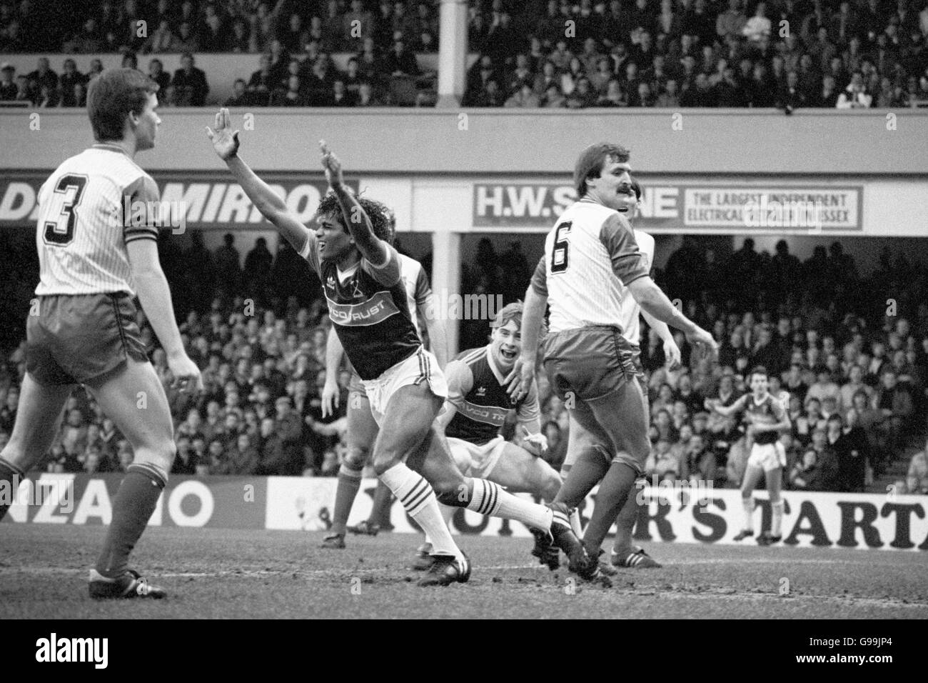 West Ham United's Bobby Barnes (seconda l) festeggia il raggiungimento dell'obiettivo di apertura Foto Stock