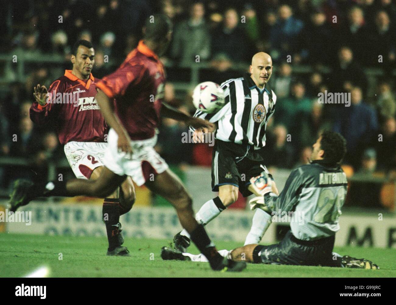 Il Temuri Ketsbaia di Newcastle United cerca di fasciare il portiere Francesco Antonioli. Foto Stock