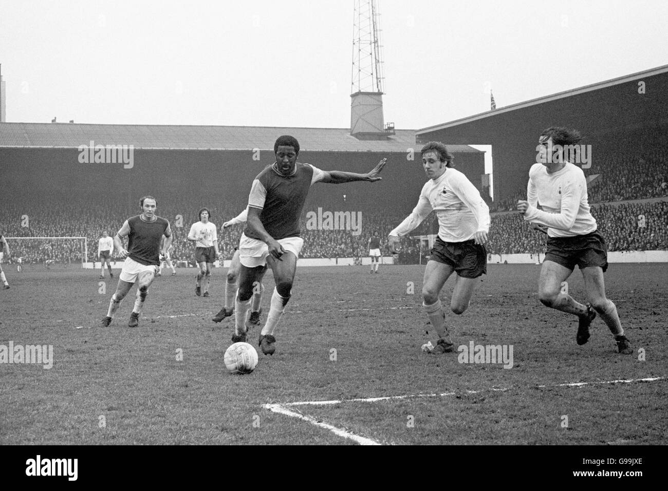 (L-R) Bryan Robson di West Ham United si presenta come il compagno di squadra Clyde Best Shapes to Shoot e Ray Evans di Tottenham Hotspur e Peter Collins si muovono alla sfida Foto Stock