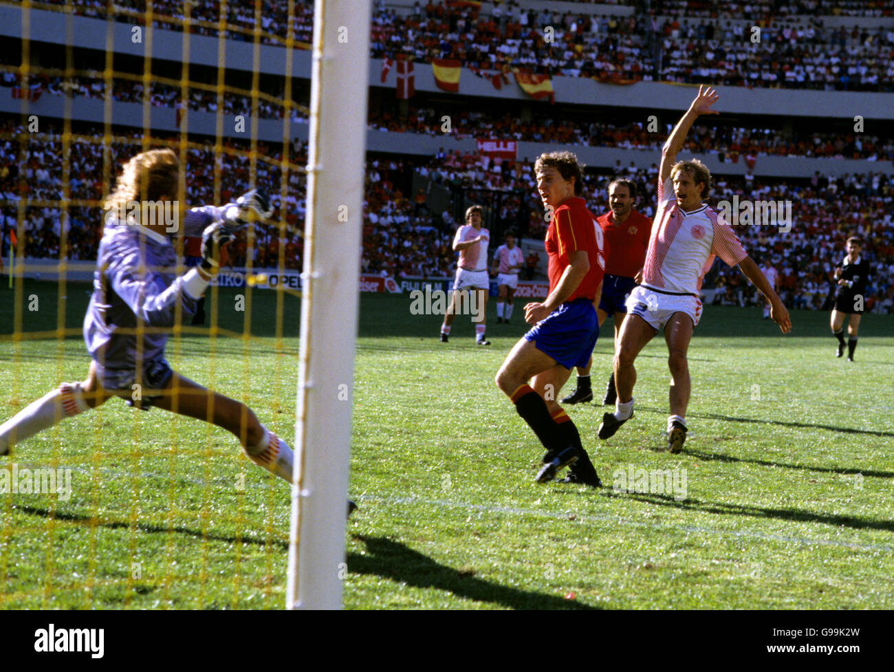 Calcio - Coppa del mondo Messico 86 - secondo turno - Danimarca / Spagna. Emilio Butragueno (centro) della Spagna segna uno dei suoi quattro gol Foto Stock