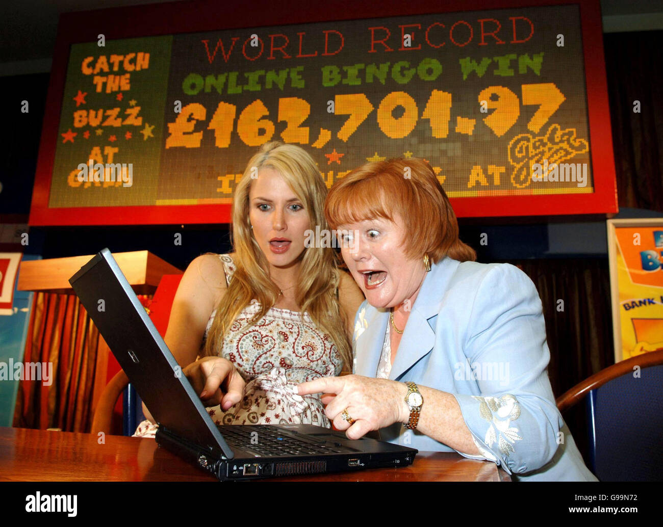 BINGO SHOWBIZ. Jo Collins, di 52 anni da Luton (a destra) con il modello Nancy Sorrell al Gala Bingo a Surrey Quays, a sud di Londra. Foto Stock