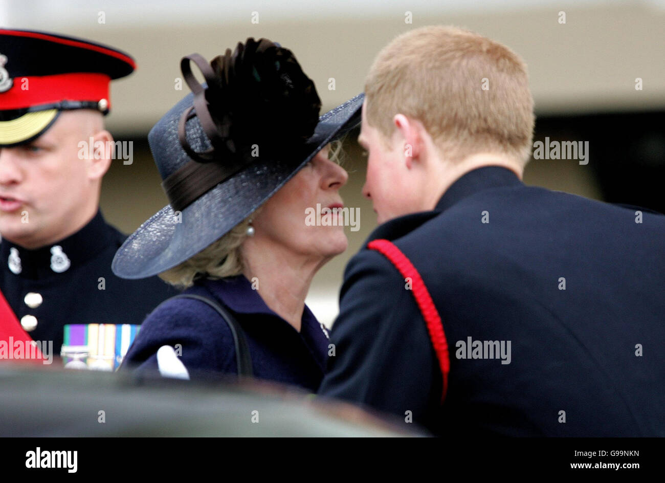 Il principe Harry bacia la duchessa di Cornovaglia mentre lascia l'accademia militare reale di Sandhurst dopo la parata del Sovrano, che ha segnato il completamento dell'addestramento dell'ufficiale del principe Harry. ASSOCIAZIONE STAMPA Foto Data foto: Mercoledì 12 aprile 2006. Il principe era uno dei 220 cadetti che passavano fuori e ricevevano le loro commissioni nell'esercito britannico. Guarda la storia del PA ROYAL Harry. Il credito fotografico dovrebbe essere: Tim Ockenden / PA. Foto Stock