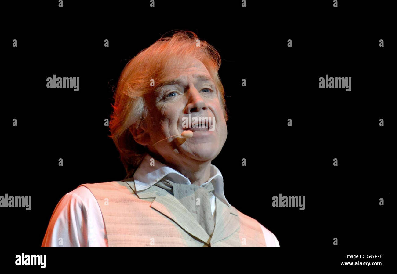 Justin Hayward si esibisce al Jeff Waynes Musical Version of War of the Worlds presso la Royal Albert Hall. Foto Stock