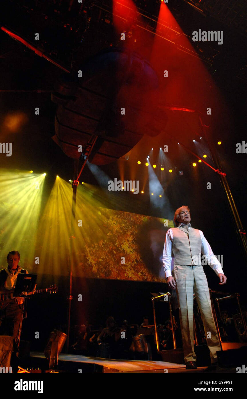 Jeff Waynes versione musicale della Guerra dei Mondi alla Royal Albert Hall. Foto Stock