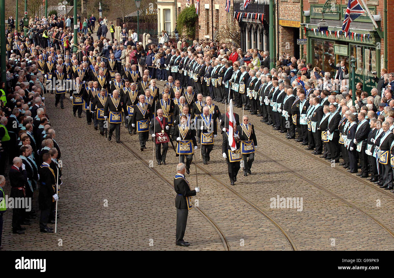 Sfilata dei Freemasons all'apertura della Beamish Masonic Hall presso il North of England Open Air Museum nella contea di Durham. Foto Stock
