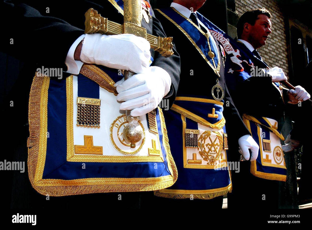 Freemasons in parata per celebrare l'apertura della Beamish Masonic Hall presso il North of England Open Air Museum nella contea di Durham da parte del duca di Kent. Foto Stock