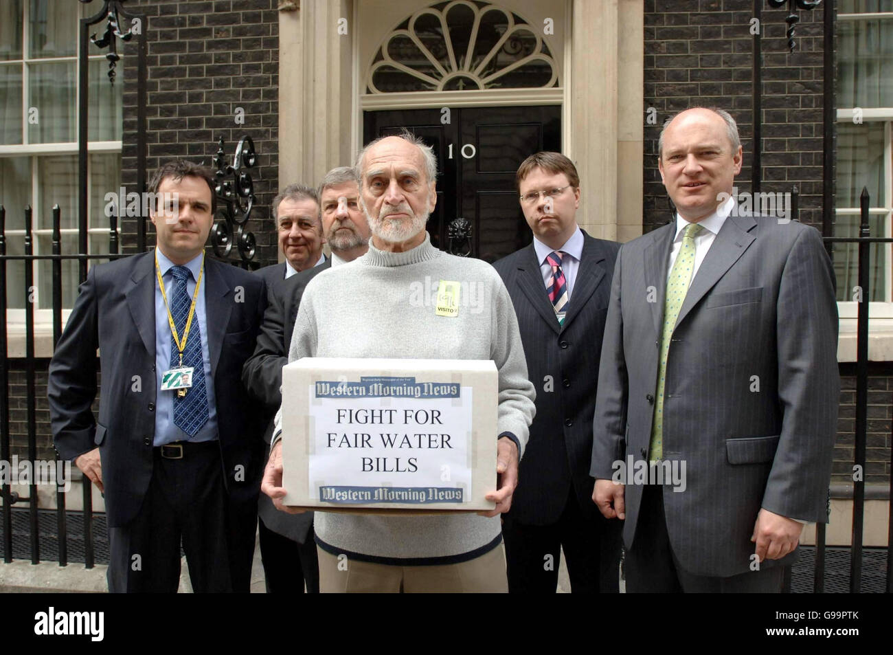SPECIALE PER LE NOTIZIE DEL MATTINO DEL BEST WESTERN. (L-R) Matthew Taylor MP, Adrian Sanders MP, Colin Breed MP, Dr Bob Doy, Dan Rogerson MP, Nick Harvey MP si trova al di fuori del 10 Downing Street a Londra prima di consegnare una petizione sui tassi di Hill Water nel sud-ovest. Foto Stock