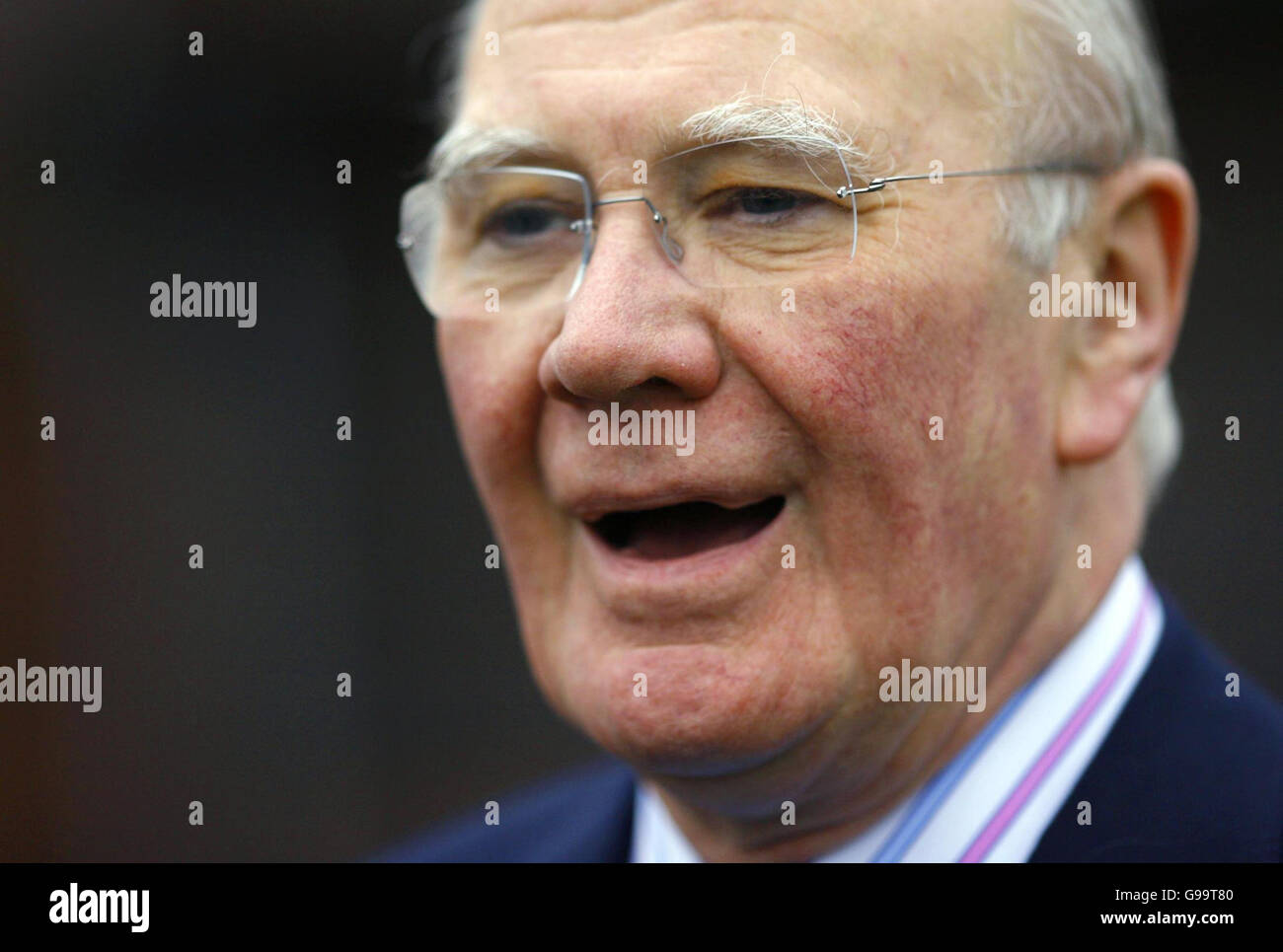 Gruppo del Partito europeo dei liberali democratici leader Sir Menzies Campbell durante una visita all'Itchen Valley Country Park vicino a Southampton. Foto Stock