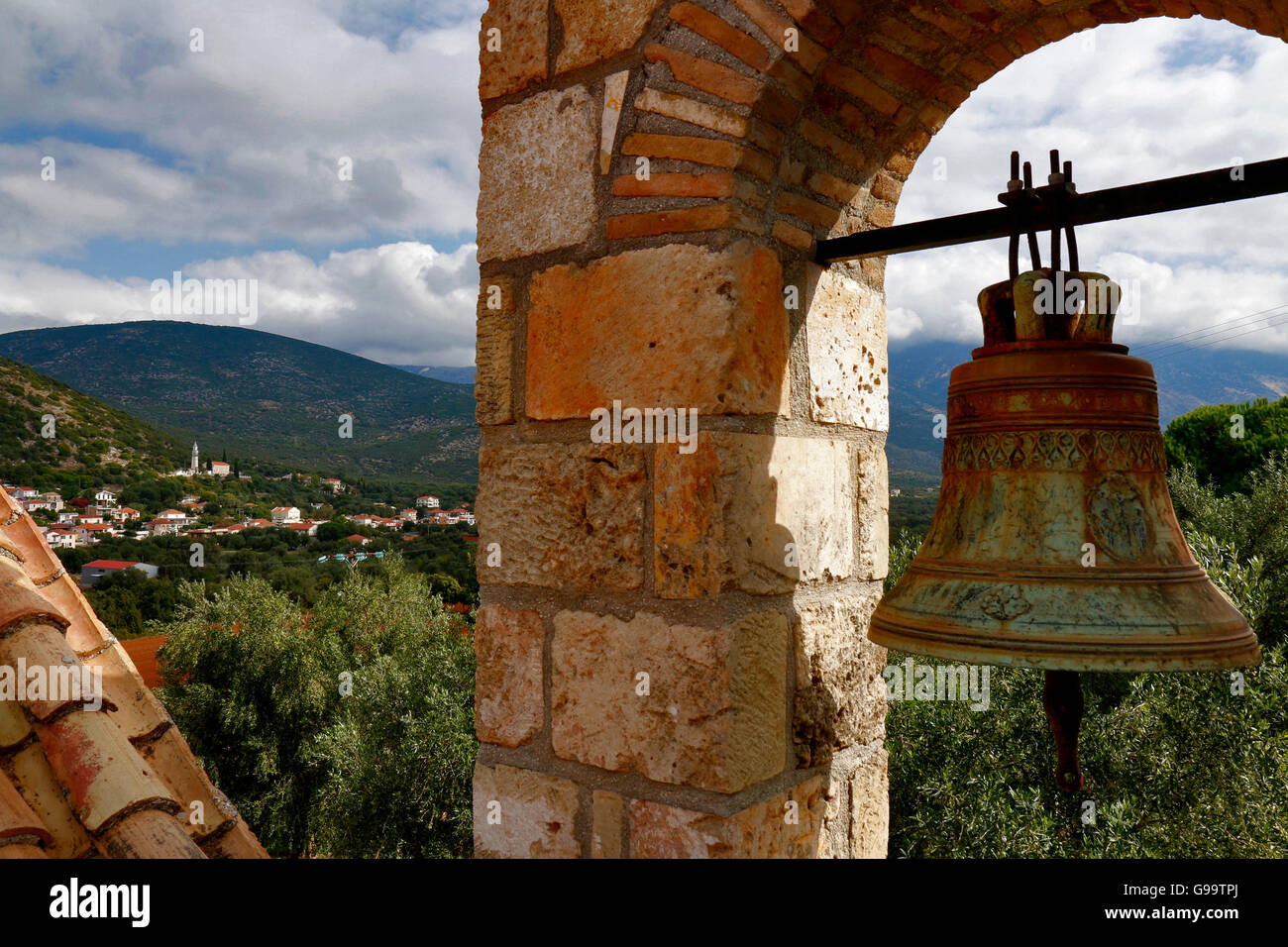 Vista iconica sulla campana dorata e tipica chiesa sull isola greca di Cefalonia, Grecia Foto Stock