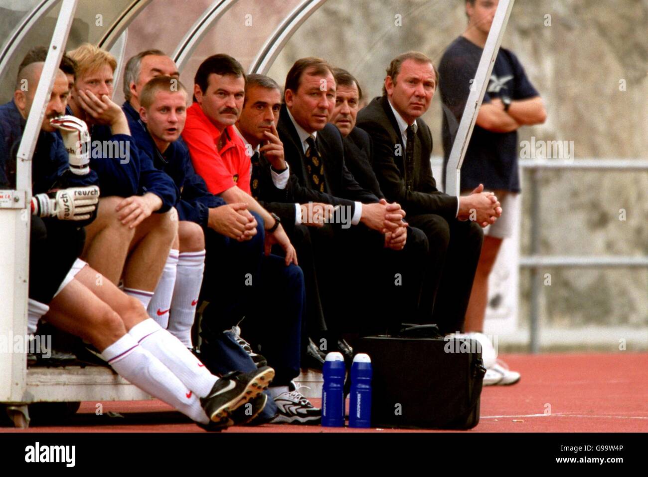 Russia allenatore Oleg Romantsev (a destra) e il resto del panca guardare l'azione Foto Stock
