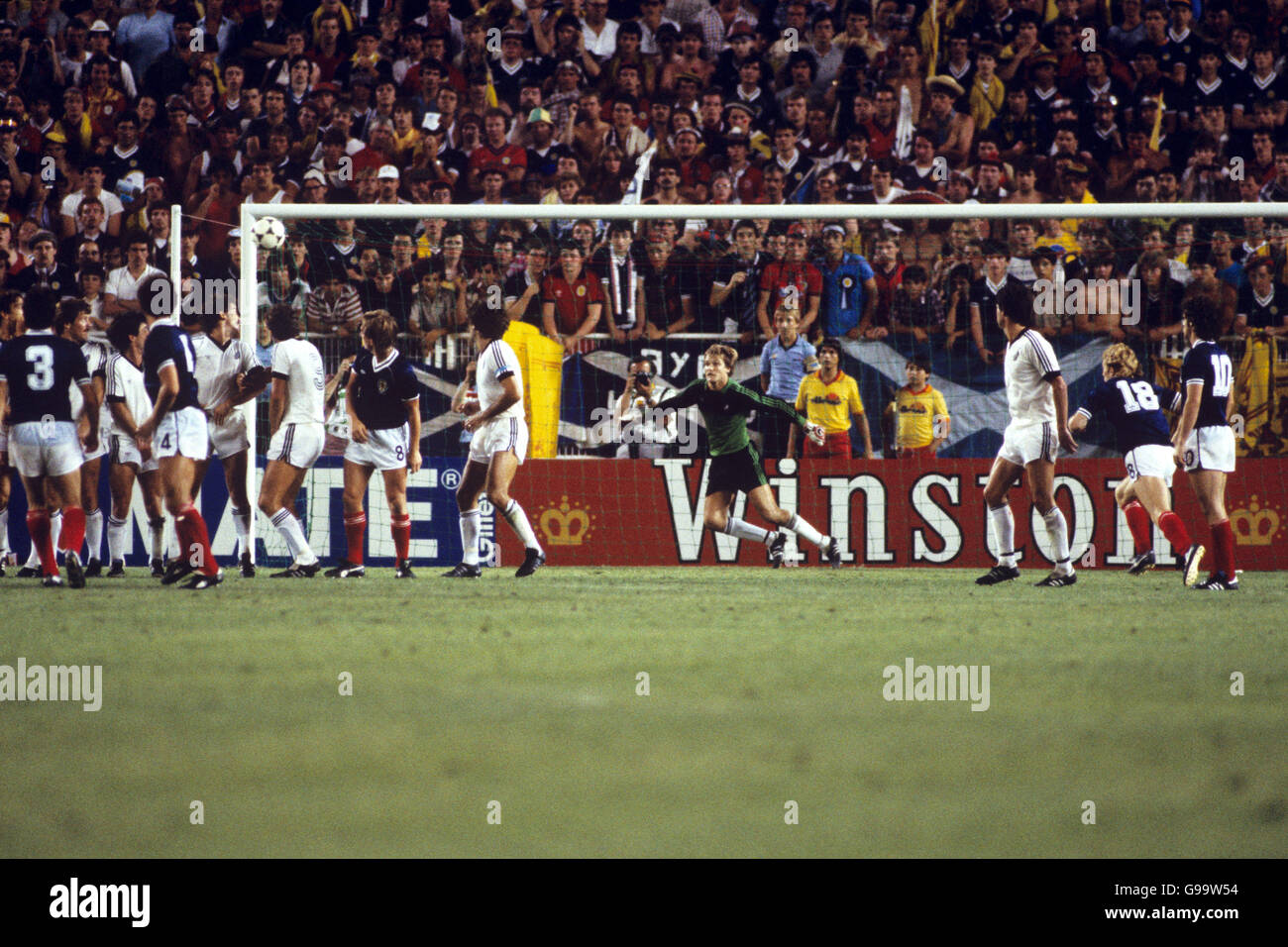 Frank Grey (3), Graeme Souness (4), Kenny Dalglish (8), Steve Archibald (seconda r) e John Wark (r) si guardano come un calcio libero dal compagno di squadra John Robertson (fuori dalla foto) si accalcano oltre il portiere neozelandese Frank van Hattum (quarta r) nell'angolo superiore della rete Foto Stock