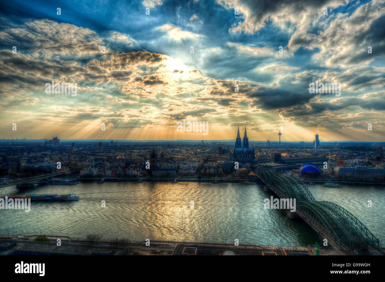 Panorama di Colonia e il fiume Reno, Germania Foto Stock