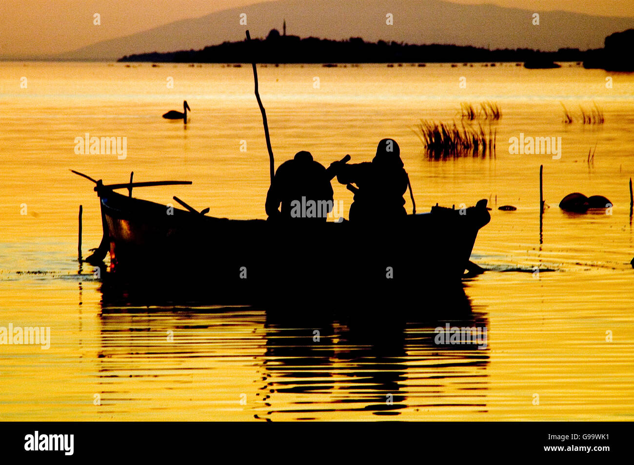 Fisherman casting per pesce quando il bellissimo tramonto. Foto Stock