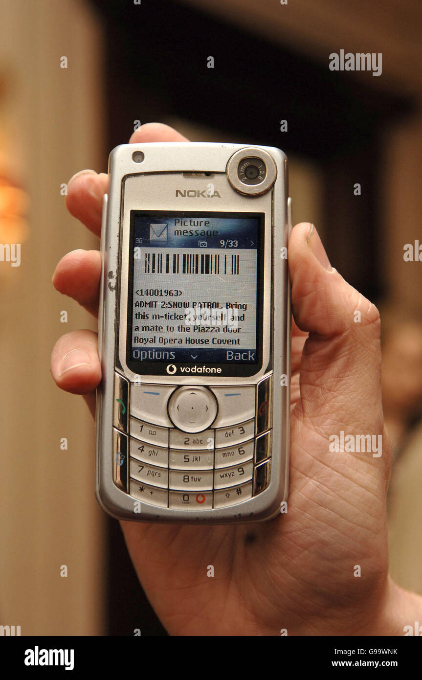 Un telefono che visualizza un codice a barre e un biglietto per SMS per l'ingresso all'esclusivo concerto di Snow Patrol presso la Royal Opera House, nel centro di Londra. Data immagine: Mercoledì 26 aprile, 2006. Il primo dei concerti di Vodafone (TBA) ha offerto una fantastica opportunità di vedere la band esibirsi in materiale esclusivo dal loro nuovo album, 'Eyes Open' (pubblicato il 1 maggio su Fiction Records). Il credito fotografico dovrebbe essere: Yui Mok/PA Foto Stock