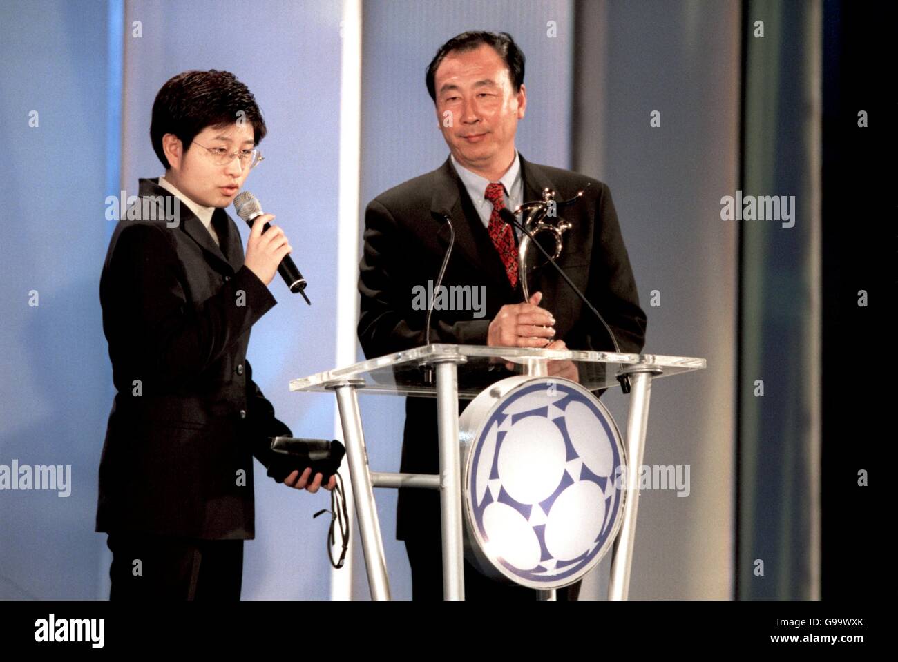 Calcio - Gala FIFA World Player 1999 Awards - Bruxelles. Il Coach ma Yuanan della Cina (a destra) con il premio Fair Play per la Coppa del mondo delle donne FIFA USA '99 Foto Stock