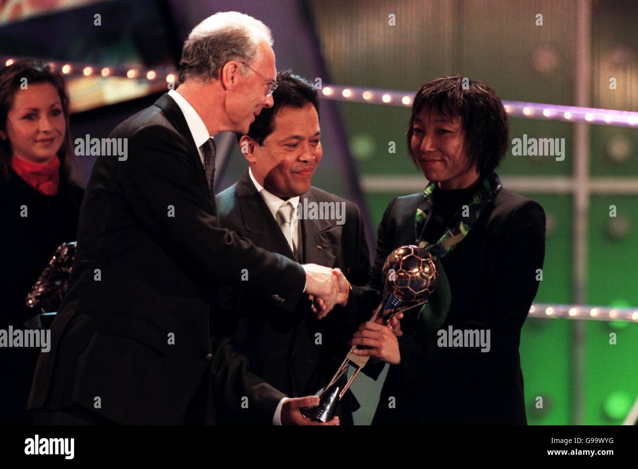 Franz Beckenbauer presenta il Sun Wen cinese con l'Adidas Golden Premio Ball per il miglior giocatore del mondo femminile Coppa USA '99 Foto Stock