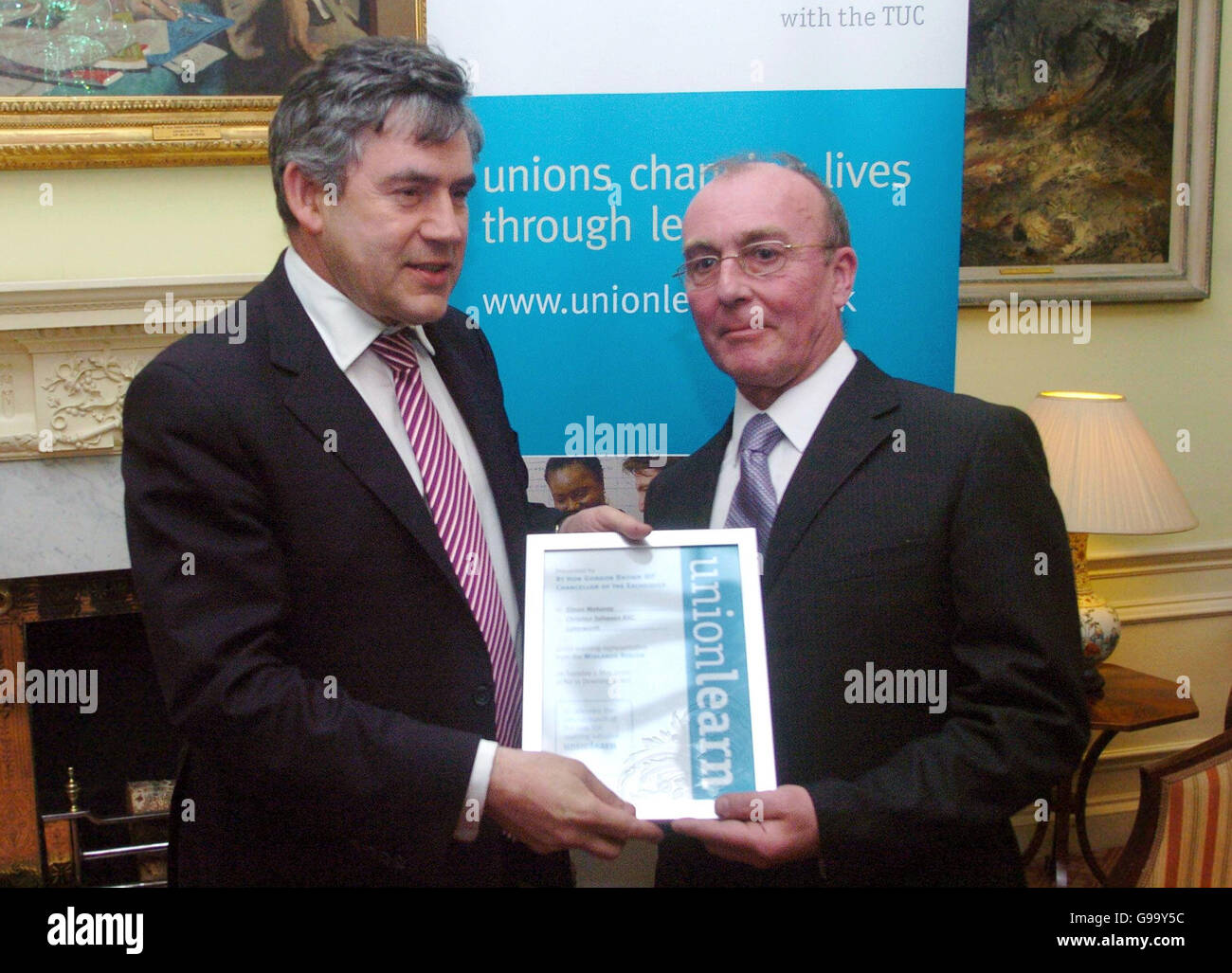 Il Cancelliere dello scacchiere Gordon Brown rilascia un certificato al rappresentante Unionlearn Simon Mahoney, di Leicester, all'interno di 11 Downing Street, Londra. Foto Stock