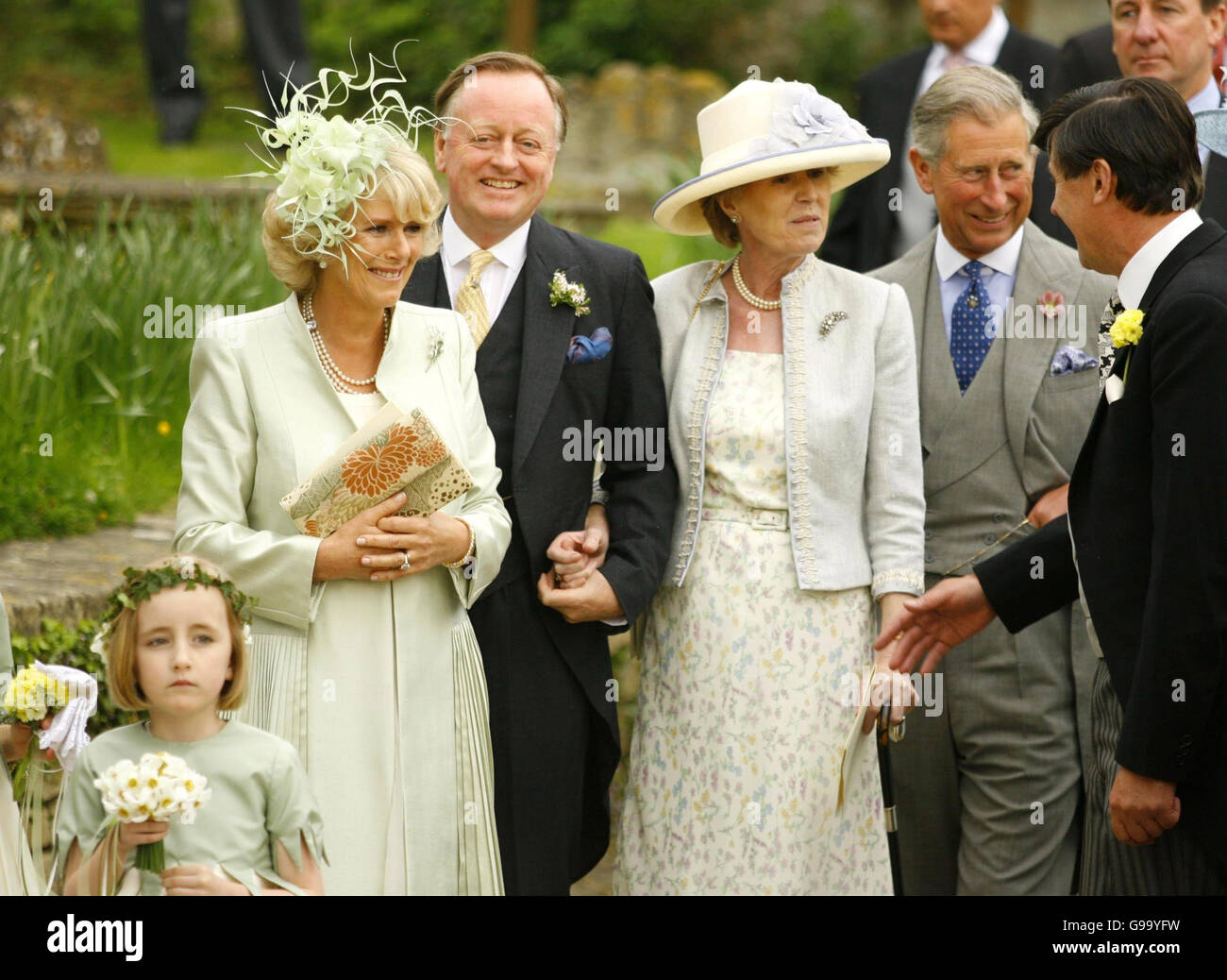 La Duchessa di Cornovaglia (a sinistra) lascia la Chiesa di San Ciriac a Lacock, Wiltshire, con suo marito il Principe di Galles 2 ° da (a destra), il suo ex marito Andrew Parker Bowles (2 ° a sinistra) e sua moglie Rosemary, dopo il matrimonio di sua figlia Laura Parker Bowles a Harry Lopes. Foto Stock