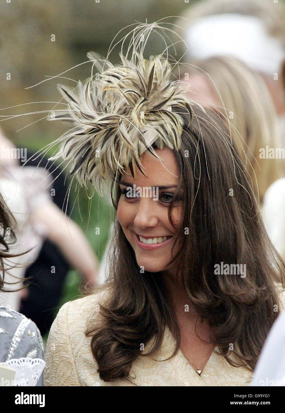 Kate Middleton, ragazza del principe William, lascia la chiesa di St Cyriac, Lacock, Wiltshire, dopo le nozze di Laura Parker Bowles e Harry Lopes. Foto Stock