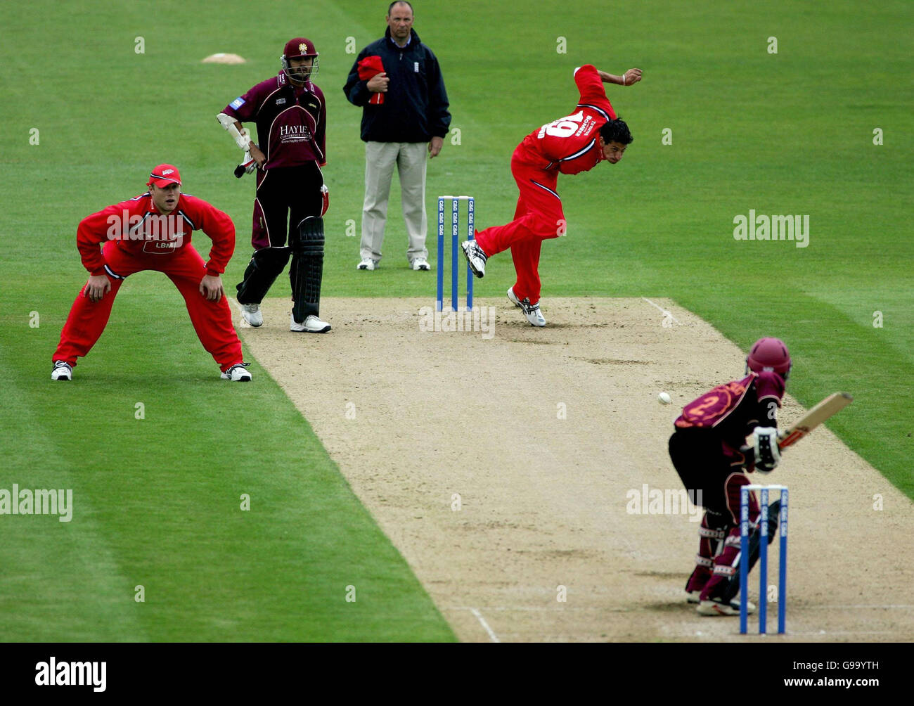 Il Sajid Mahmood del Lancashire si incuola verso il Bilal Shafayat del Northant durante la partita del Cheltenham & Gloucester Trophy al County Ground, Northampton. Foto Stock