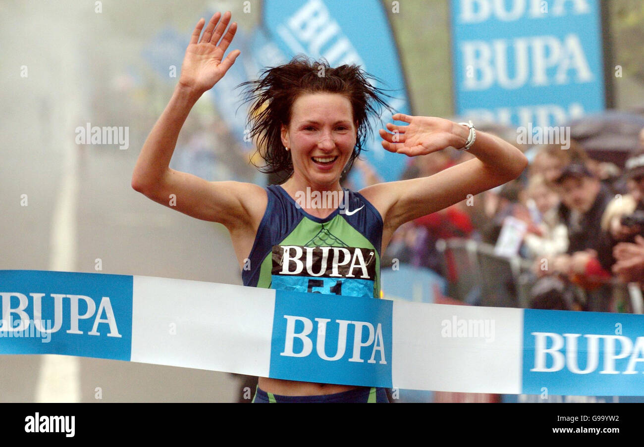 La lettone Jelena Prokopcuka vince il Bupa Great Edinburgh Run, The Meadows, Edinburgh, femminile. Foto Stock