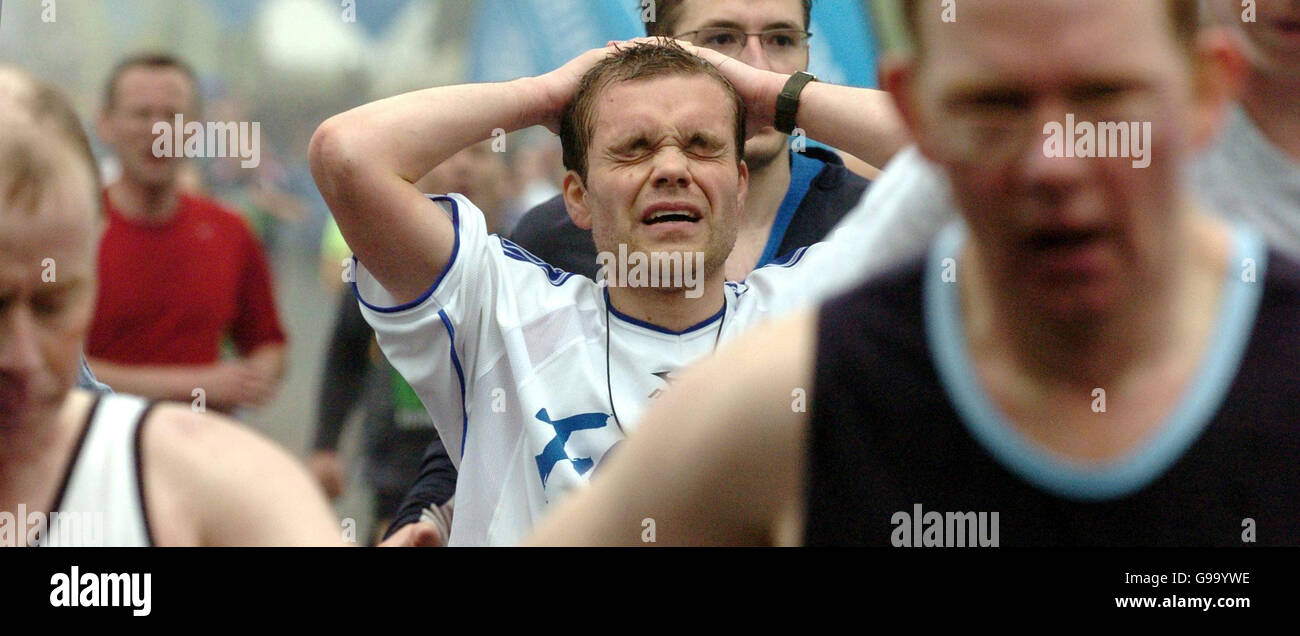 Un corridore senza nome compete nella BUPA Great Edinburgh Run. Foto Stock