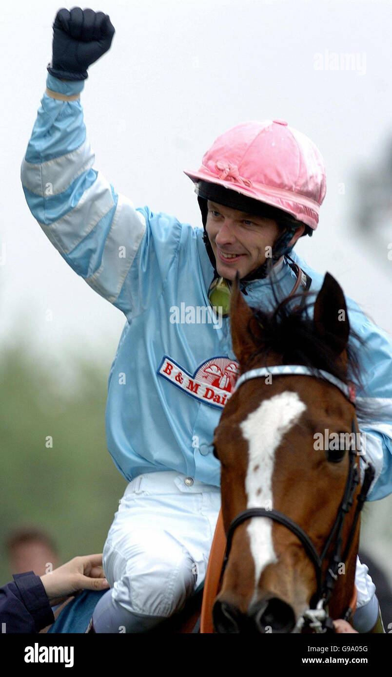 Jockey Michael Fenton su Speciosa celebra la vittoria di Stan James 1000 Guineas Stakes al Newmarket racecourse. Foto Stock