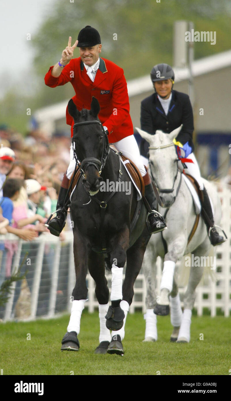 L'australiano Andrew Hoy, con la sua flotta di cavalli Moonfleet, celebra la vittoria delle prove di Badminton Horse in Gloucestershire sul pilota tedesco Ingrid Klimke su Sleep Late (a destra). Foto Stock