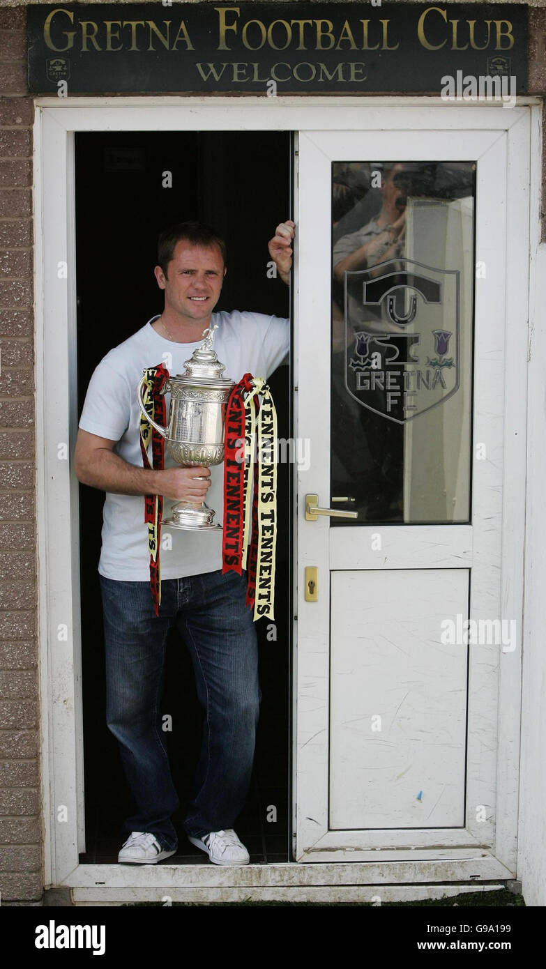 Il giocatore di Gretna John o'Neill si pone per i fotografi durante una giornata di stampa al Raydale Park, Gretna. Foto Stock