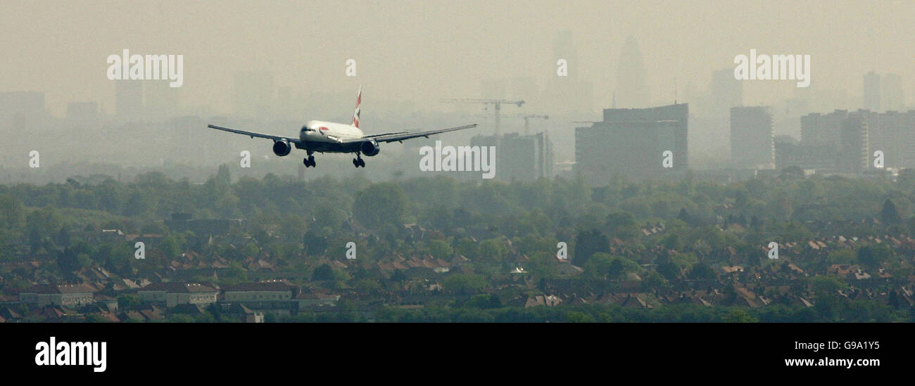 Una vista di un aereo della British Airways che atterra all'aeroporto di Heathrow con lo skyline di Londra in lontananza. Una vista di un aereo della British Airways che atterra all'aeroporto di Heathrow con lo skyline di Londra in lontananza. Foto Stock
