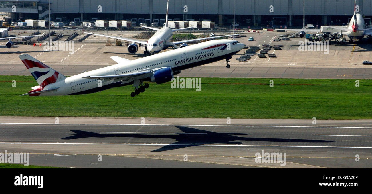 Una vista dal nuovo traffico aereo della torre di controllo di un British Airways aeromobili in fase di decollo. La nuova torre contol verrò da utilizzare attorno all'INVERNO 2006-7. Foto Stock