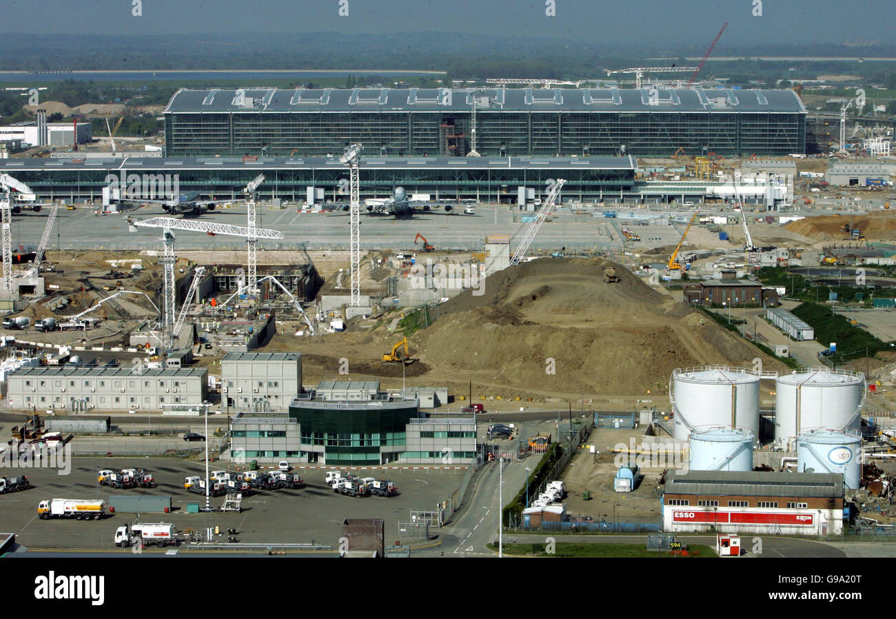 Una vista dal tetto di nuovo il controllo del traffico aereo tower nel centro di Heathrow Airport del terminale 5. La nuova torre contol verrò da utilizzare attorno all'INVERNO 2006-7. Foto Stock
