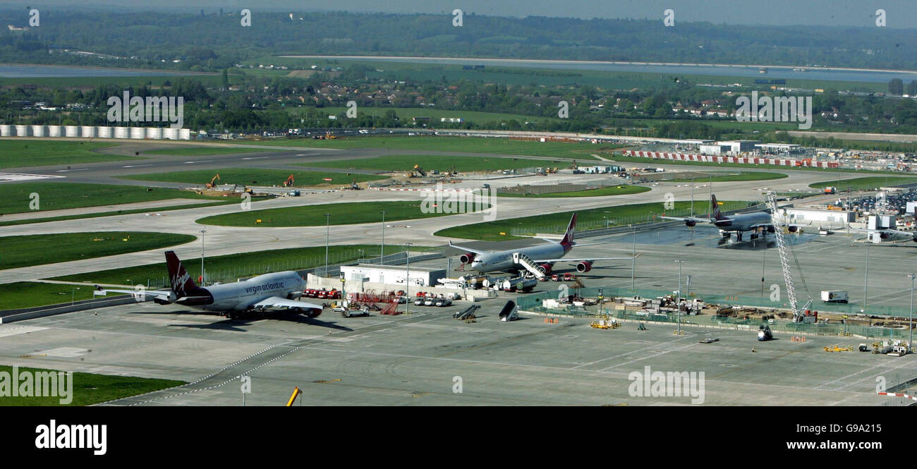 Una vista dell'aeroporto di Heathrow del nuovo aeromobile si trova al Terminal 5 con gli aerei Virgin. Una vista dell'aeroporto di Heathrow del nuovo aeromobile si trova al Terminal 5 con gli aerei Virgin. Foto Stock